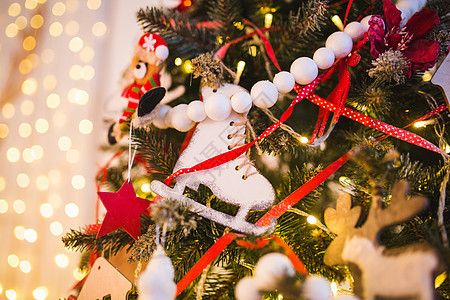 圣诞和新年背景 配有夏夜树装饰品 木制滑冰作为假日毛皮的玩具 美丽的 季节图片