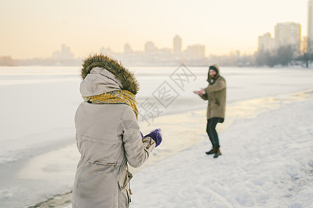 年轻的白种人相爱的异性恋夫妇在冬天在结冰的湖边约会 活跃假期情人节 打雪球玩欢乐 冬天的爱 20多岁图片