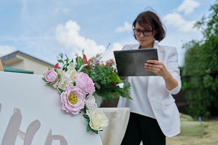 组织婚礼 聚会 活动 装饰;有花花安排的女子 周年纪念日 花束图片