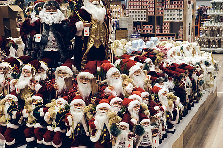 大流行病期间的圣诞购物 商店销售节假日装饰品 泡泡玩具和罐子 圣诞节市场喜庆气氛 孩子们 店铺图片