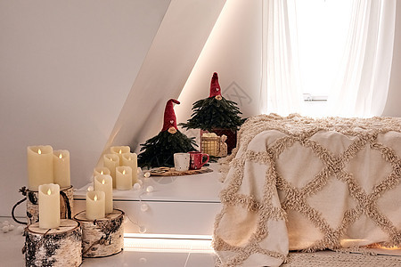 美丽的手工家居装饰 舒适的房间装饰着蜡烛和圣诞树 下面放着礼物 桌上的热饮 照相馆的新年内饰 灯图片