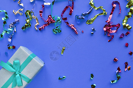 圣诞作文 彩色纸彩色背景上带丝带和五彩纸屑装饰的礼品盒 圣诞节 冬天 新年庆祝活动的概念 平躺 顶视图 复制空间 派对 节日图片