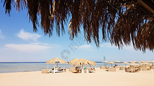 沙姆沙伊赫红海沿岸美丽的热带海滩 带茅草遮阳伞 夏天风景 美丽的晴朗的海滩在埃及 度假 旅行 度假的概念 宁静 阴影图片