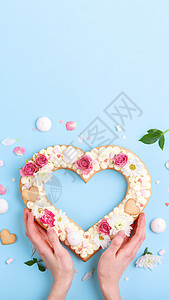 情人节那天用鲜花装饰的心形蛋糕 在假期给亲人的礼物的概念 草莓 问候语图片