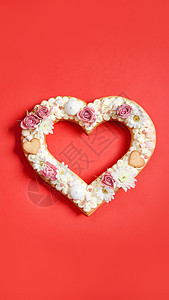 情人节那天用鲜花装饰的心形蛋糕 在假期给亲人的礼物的概念 浪漫的 快乐的图片