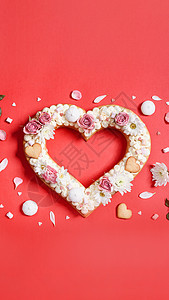 情人节那天用鲜花装饰的心形蛋糕 在假期给亲人的礼物的概念 浪漫的 烤的图片