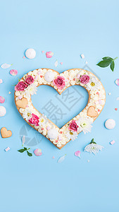 情人节那天用鲜花装饰的心形蛋糕 在假期给亲人的礼物的概念 面包店 食物图片