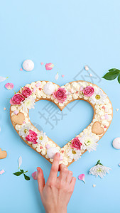 情人节那天用鲜花装饰的心形蛋糕 在假期给亲人的礼物的概念 生日 浪漫的图片