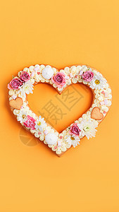 情人节那天用鲜花装饰的心形蛋糕 在假期给亲人的礼物的概念 生日 快乐的图片