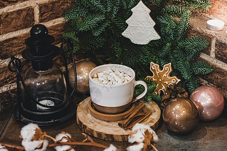 圣诞热巧克力和迷你棉花糖 在古老的陶瓷杯杯中 蜡烛在木本底 马克杯 十二月图片