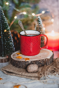 寒冷的冬天用红杯喝热巧克力可可 配有fir树 蜡烛和圣诞灯 饮料 早餐图片