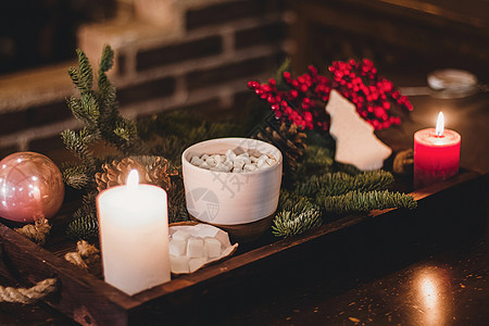 圣诞热巧克力和迷你棉花糖 在古老的陶瓷杯杯中 蜡烛在木本底 舒适 食物图片