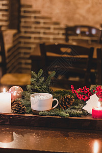 圣诞热巧克力和迷你棉花糖 在古老的陶瓷杯杯中 蜡烛在木本底 食物 庆典图片