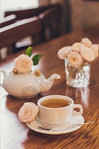 靠近茶杯的美丽新玫瑰 和香甜调的浪漫情调 茶碗 浪漫的图片