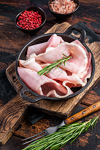 Prosciutto 火腿在锅中切片 深木木背景 顶部视图 吃 圣诞节图片