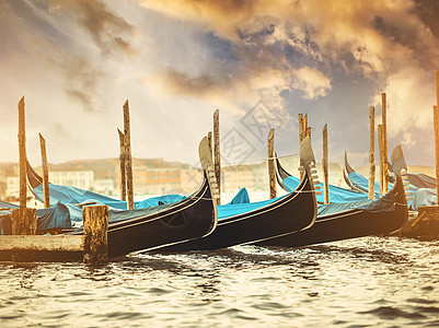运河中的gondolas 历史性 假期 浪漫的 蓝色的图片