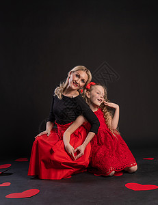 女孩和婴儿标志爱情手牵着情人节背景 情人节板 在地板上的心形浪漫空间 形式 事件感 穿红裙的红心 赤脚图片