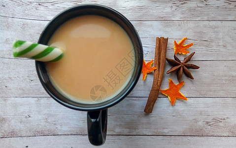 茶加牛奶 白杯在白桌上 早上 热饮图片