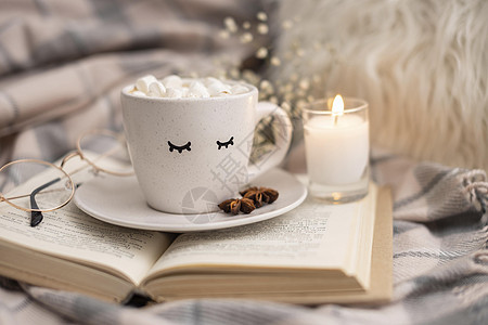 咖啡杯热可可加棉花糖和蜡烛图片
