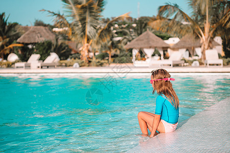 可爱的小女孩游泳在户外游泳池游泳 夏天 飞溅图片