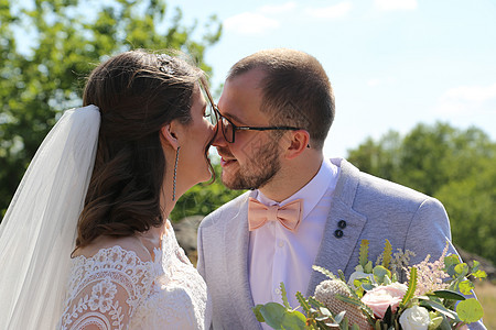 新娘和新郎的结婚照片 以灰粉色 在森林和岩石中的自然 太阳 可爱的图片