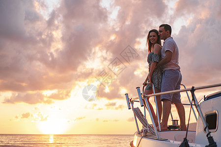 看着游艇日落的一对漂亮的情侣 享受 蜜月 约会图片