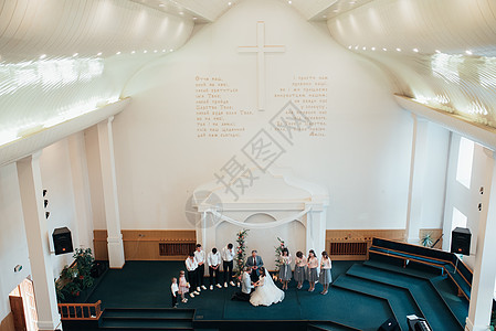 美国萨拉美托 - 2018年5月12日 新娘和新郎在教堂的建筑里祈祷和接受祝福 马夫 花图片