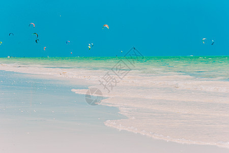 田园诗般的热带海滩 有白色的沙滩 碧绿的海水和美丽多彩的天空 海洋 阳光图片
