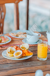 美味的异国水果 - 成熟的激情水果 芒果 在户外休息室吃早餐 可口 维他命图片