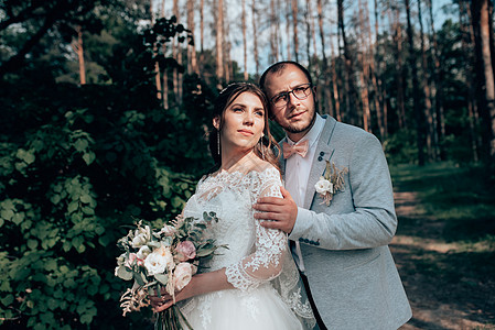 唯美婚纱新娘和新郎的结婚照片 以灰粉色 在森林和岩石中的自然 旅行 花的背景