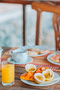 美味的异国水果 - 成熟的激情水果 芒果 在户外休息室吃早餐 食物 甜的图片