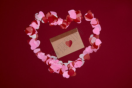 情人节构成 封装明信片 用红背景的红心寄信 浪漫的 性别背景图片