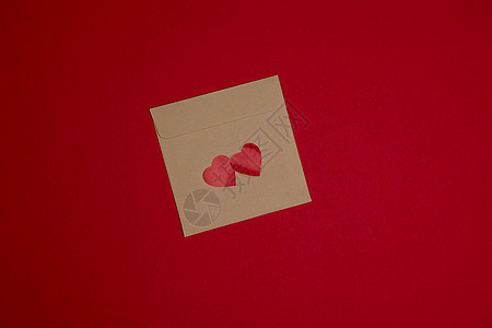 情人节构成 封装明信片 用红背景的红心寄信 丝带 气球图片