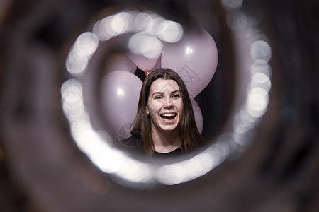 透过隧道看一眼 一个漂亮女孩的表情 充满喜悦的情绪 她生日时带着粉色气球 头发 发型图片
