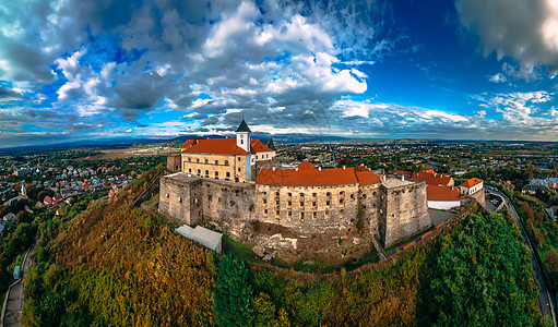秋天欧洲小城山上中世纪城堡的空中景象 该城位于欧洲小型城市 鸟瞰图 国王图片