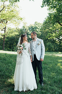 唯美婚纱新娘和新郎的结婚照片 以灰粉色 在森林和岩石中的自然 可爱的 旅行背景