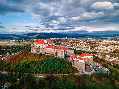 秋天欧洲小城山上中世纪城堡的空中景象 该城位于欧洲小型城市 全景 夏天图片