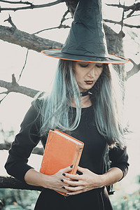 带书的年轻巫婆图片
