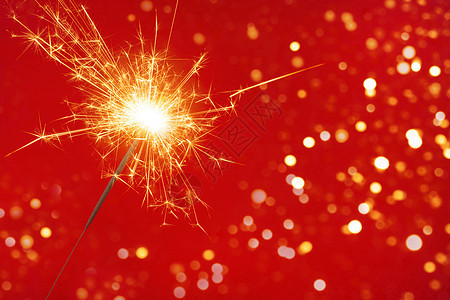 粉红色背景上明亮燃烧的烟火的特写 有很多火花 新年快乐概念图片