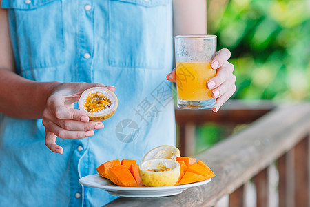 美味的异国水果 - 成熟的激情水果 芒果 在户外休息室吃早餐 排毒 假期图片