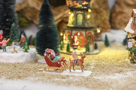 圣诞老人骑着雪橇 带着陶瓷人物的圣诞礼物冬季场景图片