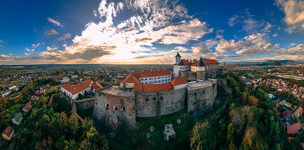 秋天欧洲小城山上中世纪城堡的空中景象 该城位于欧洲小型城市 国王 风景图片