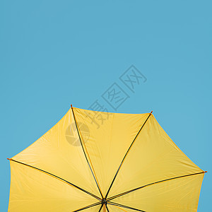 复制空间黄色伞图片