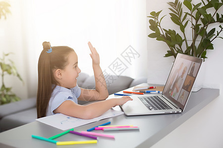 欢快可爱的小女孩兴奋地使用计算机学习功课 孩子在家里享受假期的电子学习 青少年 互联网图片