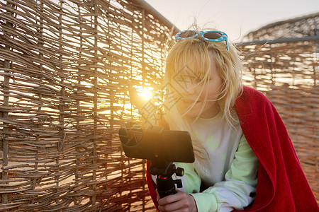 女青少年在智能手机上录制视频的室外日落肖像 旅游 记录图片