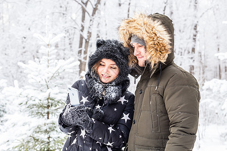 季节和关系概念 - 有趣的情侣在冬季自拍自拍的冬天 享受 手套图片