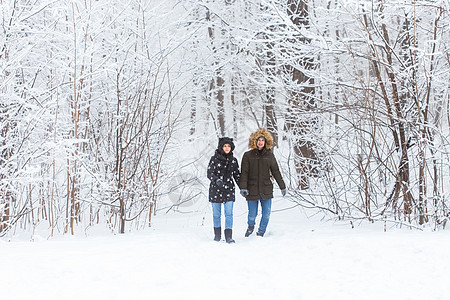 快乐的一对情侣在雪地公园户外玩得开心 自由图片