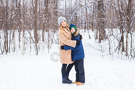 在冬季户外的雪地公园 单身父母 和孩子儿子在一起的快乐母亲的肖像 季节 快乐的图片