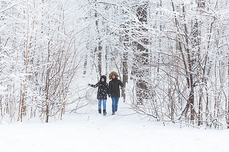 快乐的一对情侣在雪地公园户外玩得开心 夫妻图片