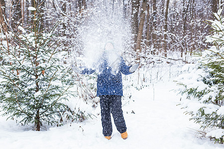 可爱的小男孩玩雪 玩得开心 微笑 冬季公园的少年 积极的生活方式 冬季活动 户外冬季运动会 雪球 美丽的 帽子图片